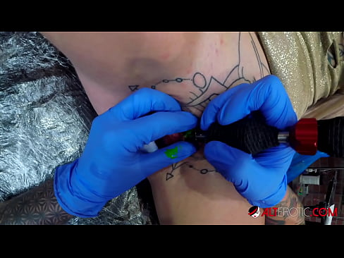 ❤️ Fìor tattooed hottie Sully Savage fhuair tattoo air a clitoris ️ Pornagraf càileachd aig porn gd.zoomporno.ru